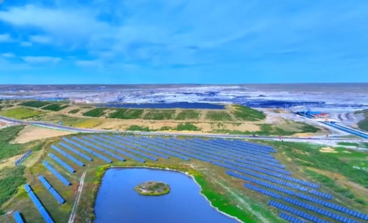 从工矿旧址到生态绿洲，中国正以坚定行动践行绿色发展。昔日废弃矿区变身光伏蓝海，清