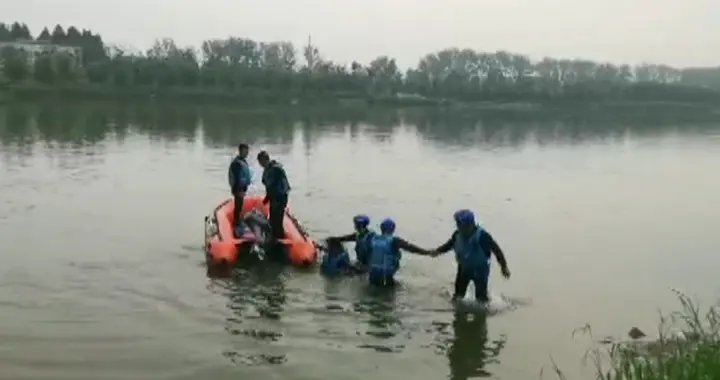 鲫鱼@郑州一男子凌晨垂钓鱼竿落水，下河打捞鱼竿时溺亡