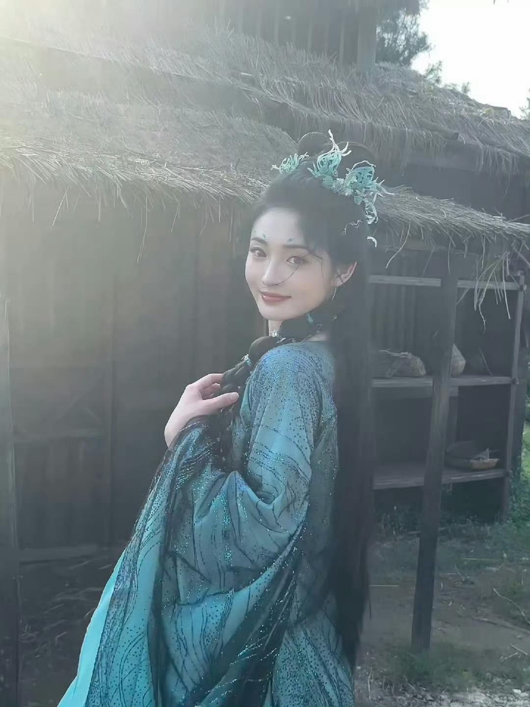 周洁琼直播模仿猫妖 绿纱戏服裹身却媚骨天成！周洁琼指尖勾着发梢学猫妖舔唇，水蓝瞳