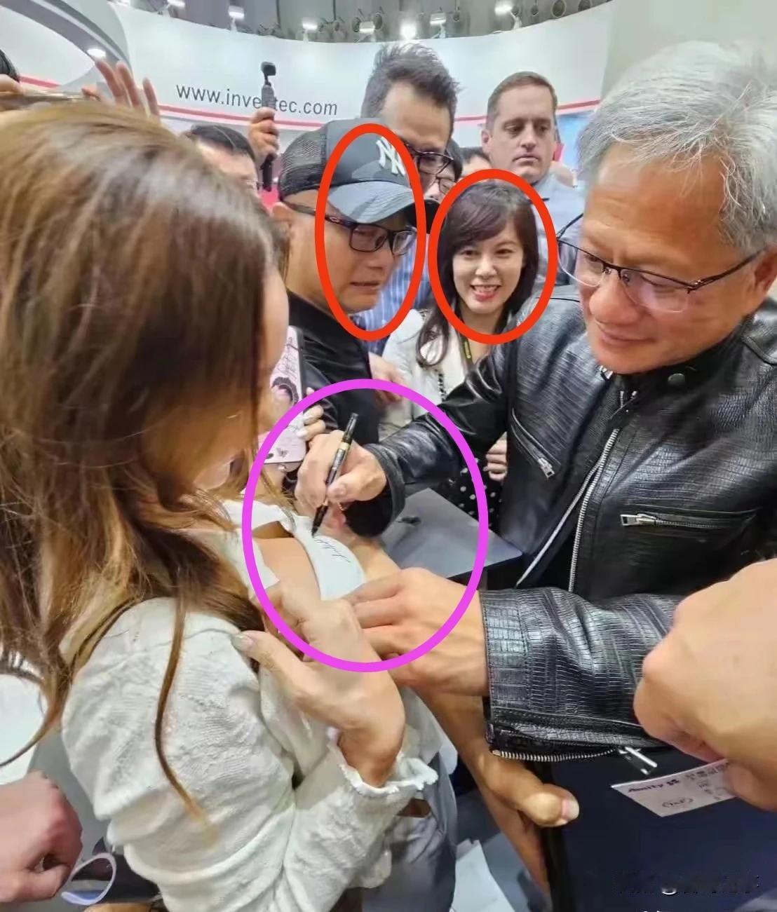 一个敢露，一个敢签！
    英伟达CEO黄仁勋在参加台北国际电脑展期间，一个女