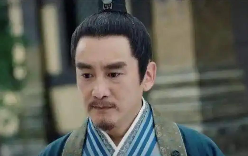 1388年，凉国公蓝玉压低声音对太子朱标说："燕王在北平，举动跟皇上没两样。有人