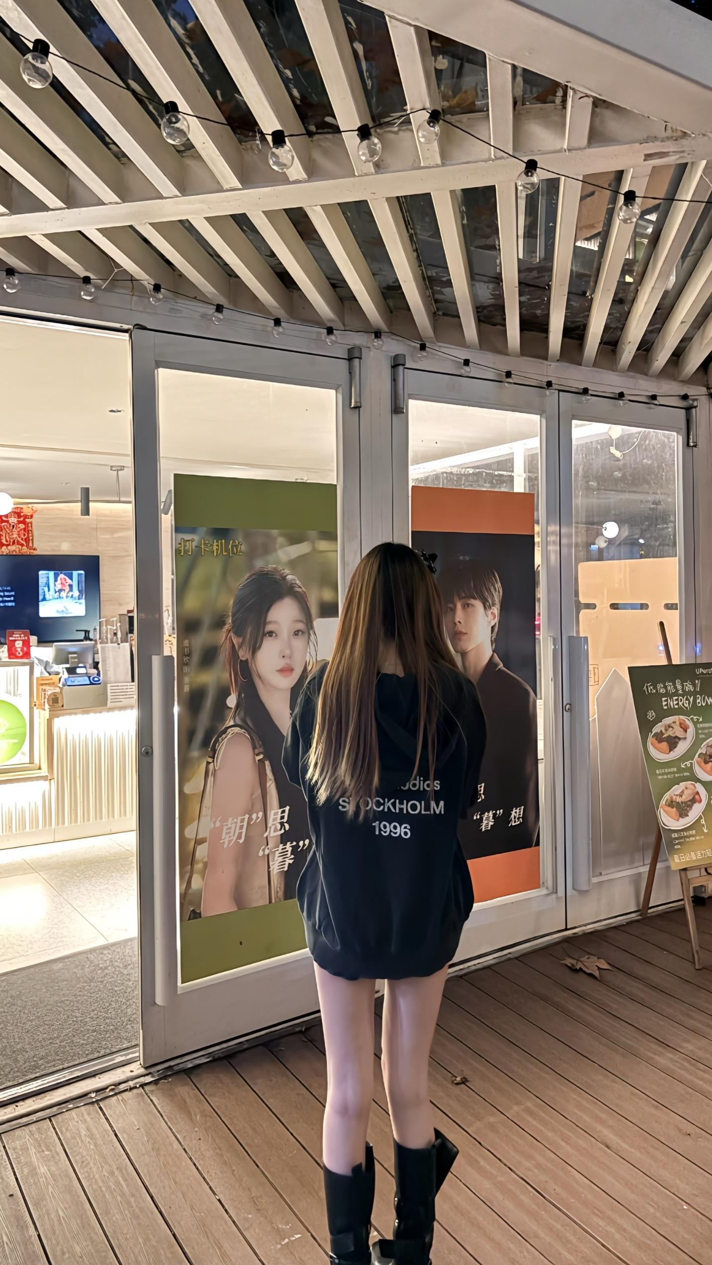 “我们回南京 开一家属于我们的咖啡店 名字就叫Moon 咖啡店地址一定...