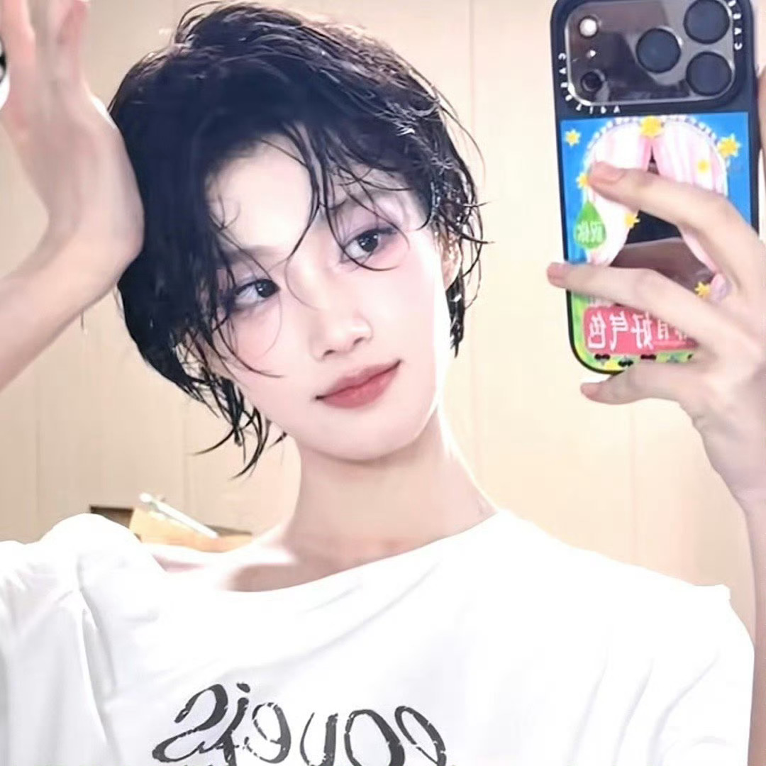 卢昱晓短发卢昱晓清晰的颜值  已经不是美了  更多的是帅