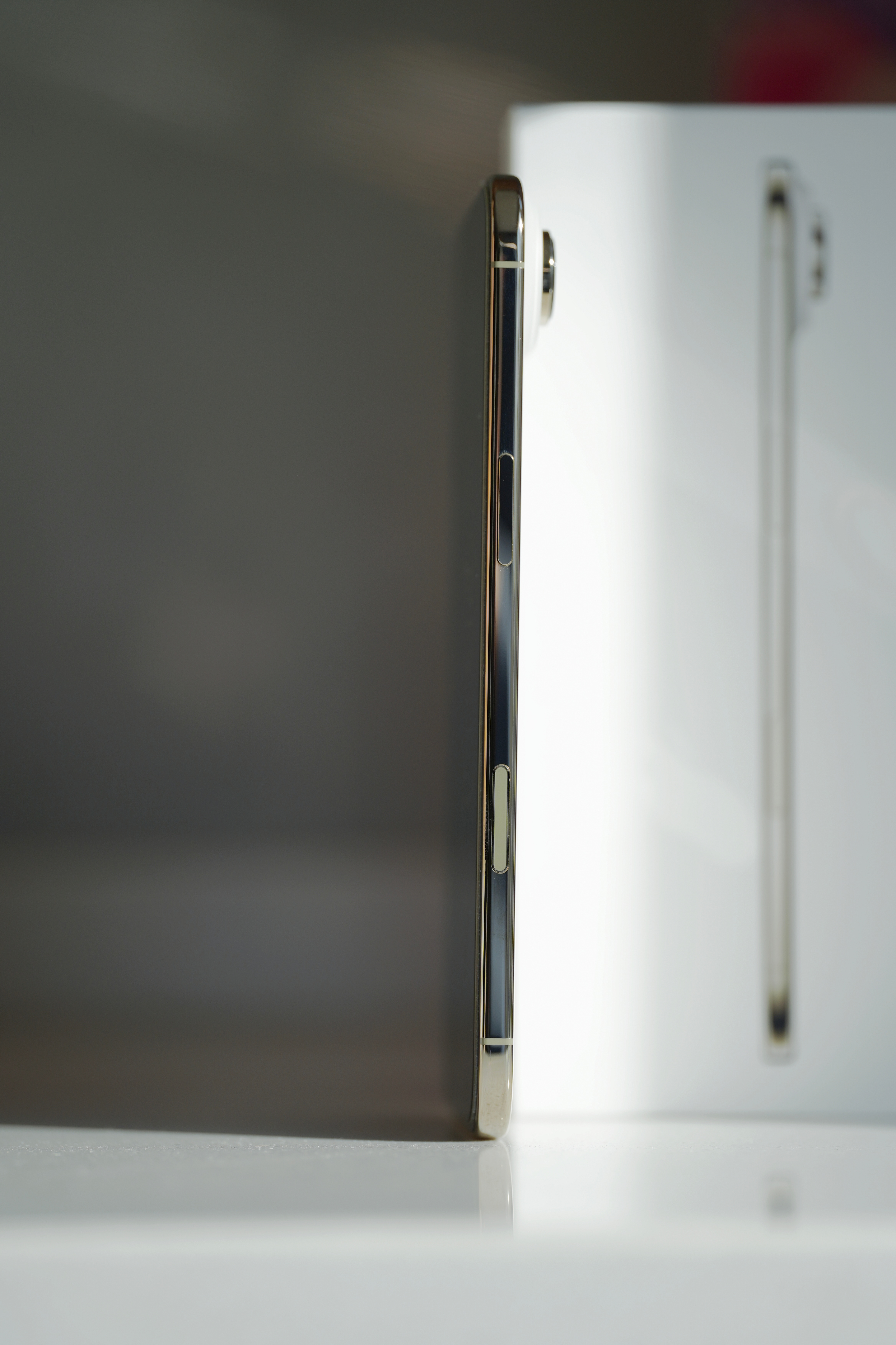 用了这两天的iPhone Air，我真搞不懂苹果的逻辑，这玩意为了轻薄就给了一个