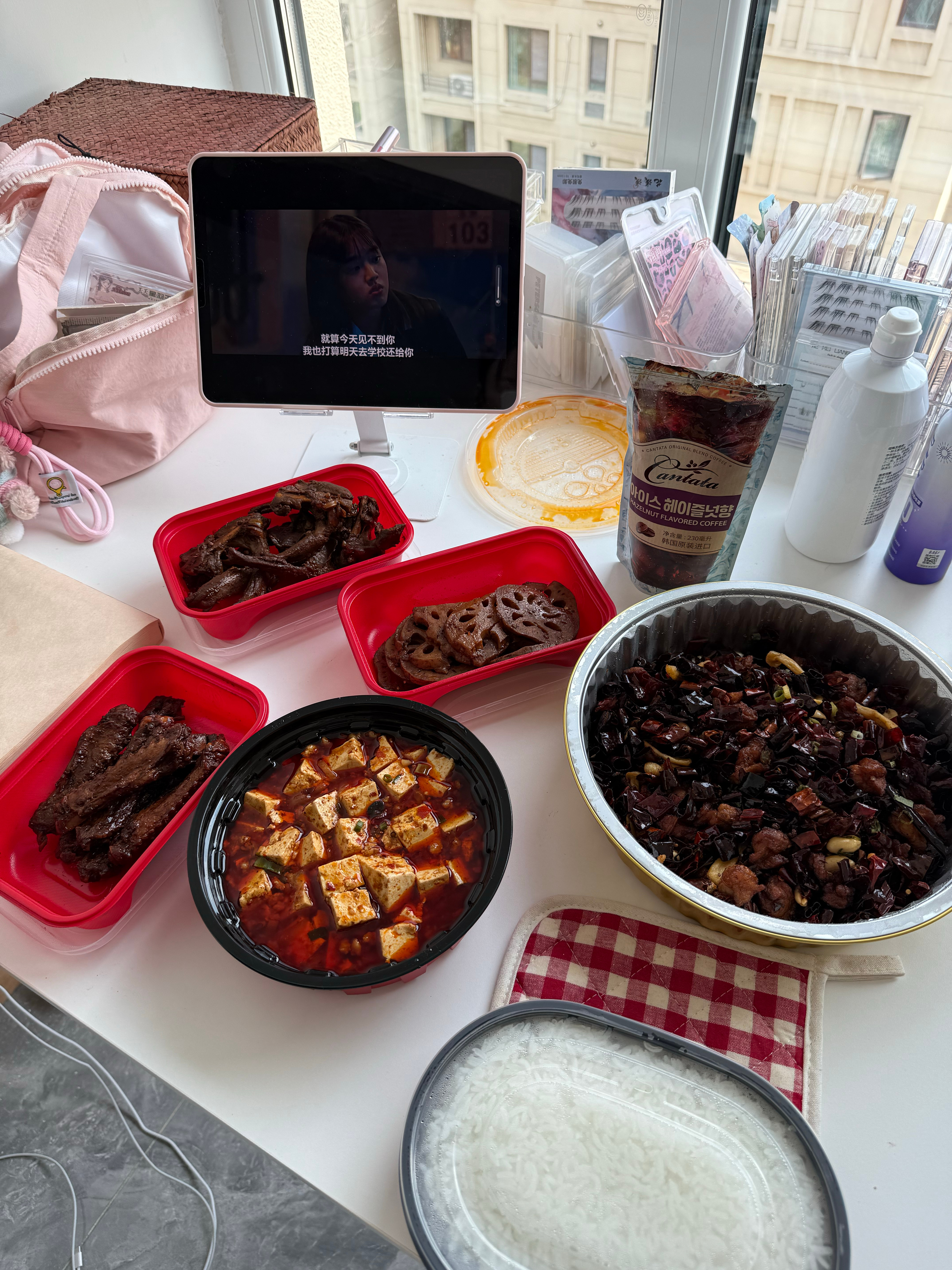开心。刚回到家！和朋友聊到很晚，喝了4个心里舒舒服服。[兔子][兔子][兔子][