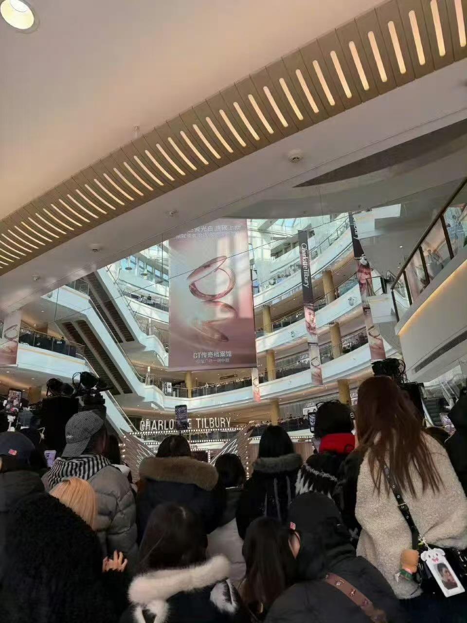 蔡徐坤上海 谁懂寒风中的双向奔赴！蔡徐坤绕大半个车身走向粉丝，两次回首回应等待，