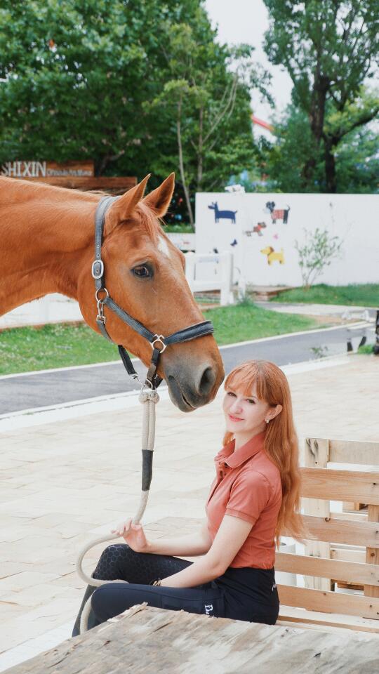 遇到了和我同色的小马 🍁