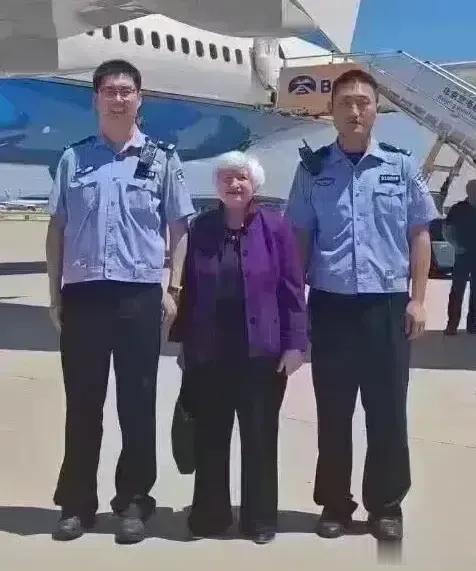 耶伦在美国也算是高干了，
自己提包，
秘书很不称职啊。