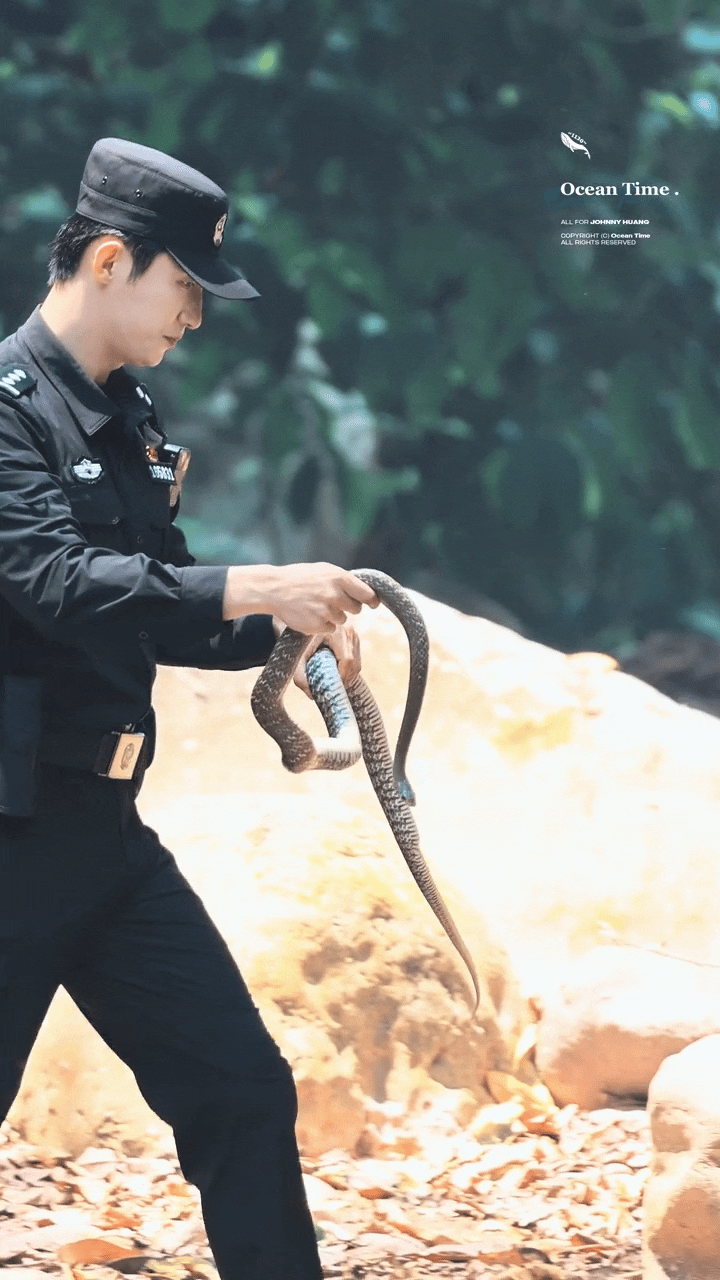 黄景瑜︱《明川有知夏》︱Day2路透20260413厉泽川徒手抓蛇路透，这条蛇在