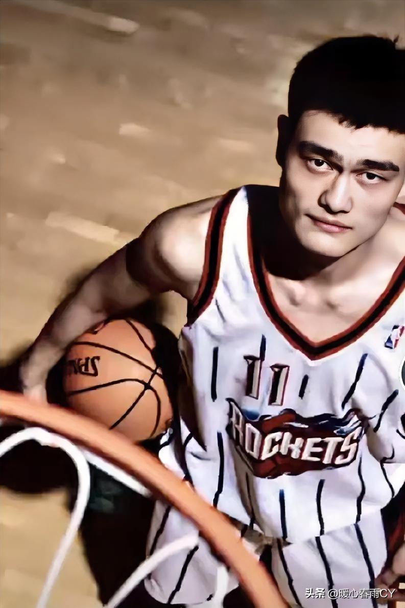 每年2.2万美元姚明的NBA退休金额会随年龄增长，按“阶梯式分档”规则提升，具体