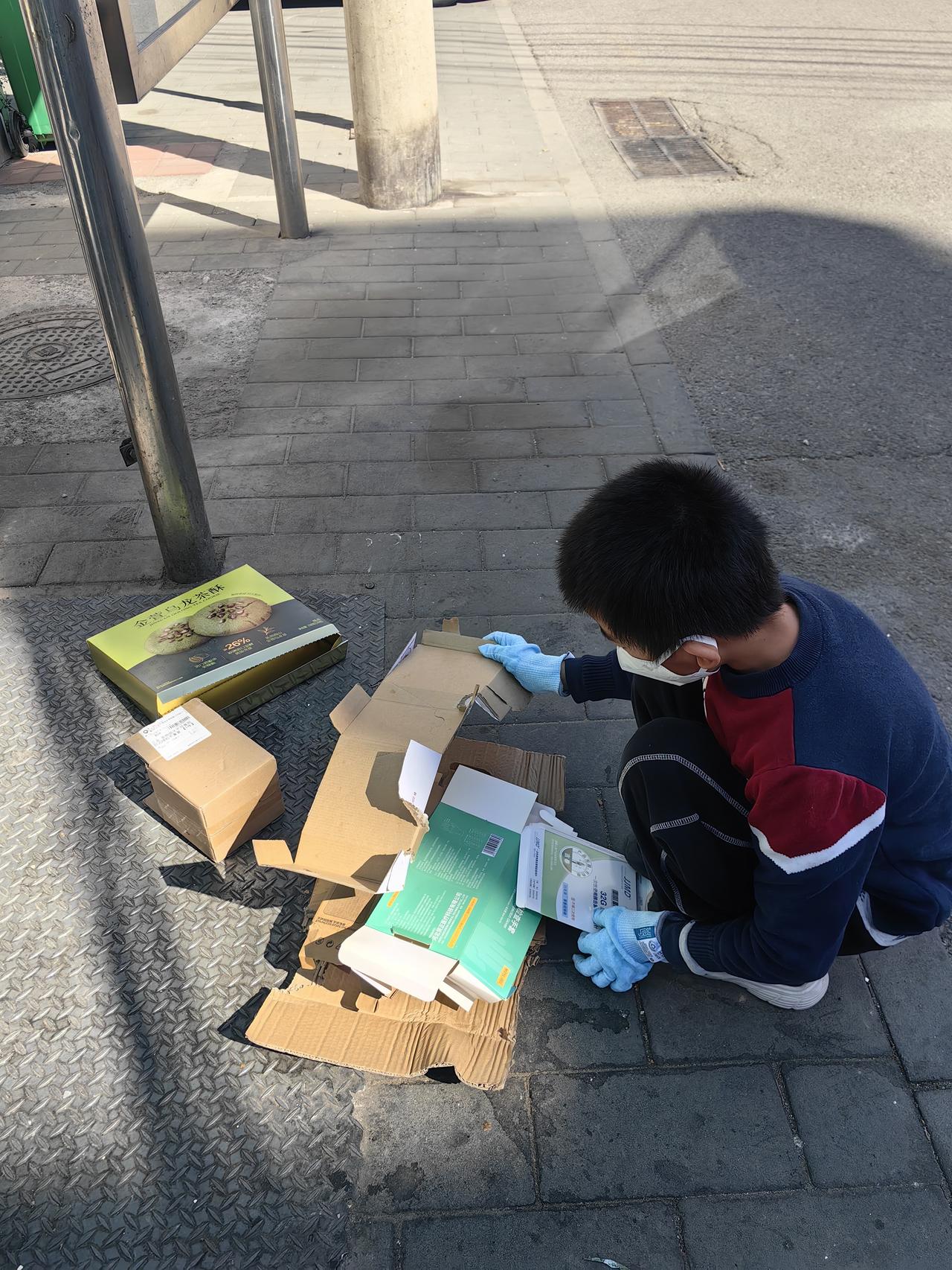 姥姥手记｜垃圾分类箱旁的“小大人”
 
刚刚下楼，撞见特别暖心的一幕。一个小男孩