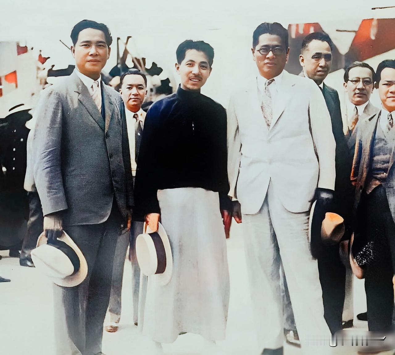 一九三二年，北平，少帅张学良和汪精卫与宋子文的合影老照片。这绝非演员所饰演，确是