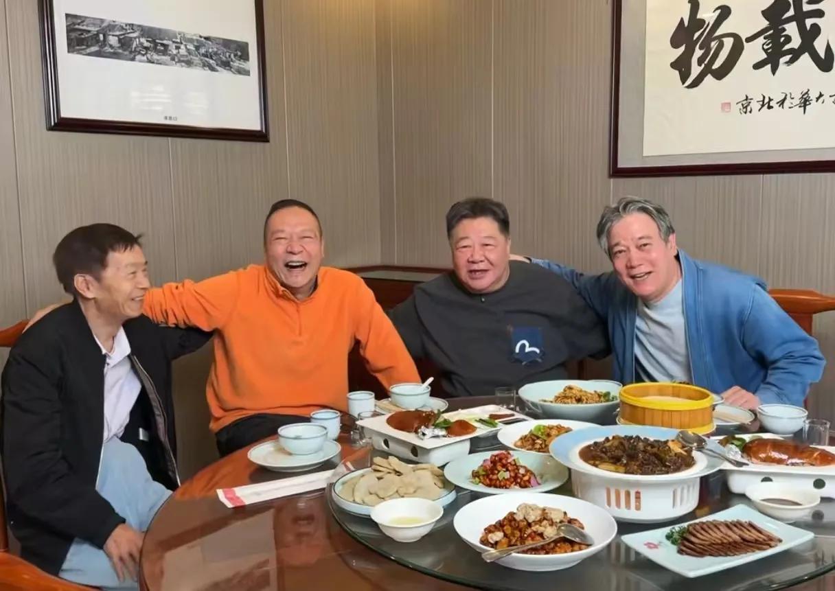 安丘三巨头再聚首了！
看过《地下交通站》的网友应该都快40岁了吧，这部真的是下饭