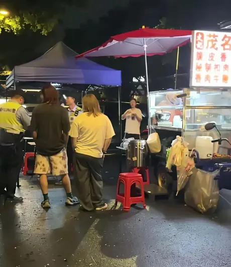 路过夜市，发现一个肉摊摆满来历不明的肉，你会怎么做？

广东茂名女子的选择是报警