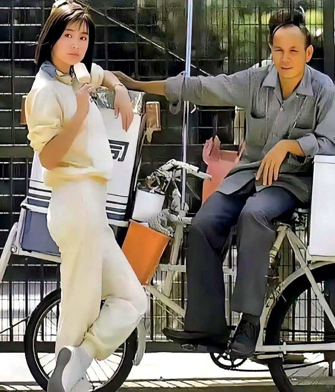 一张1975年的老照片，直接把一个冰棍厂干到爆单。

照片里是21岁的林青霞，在