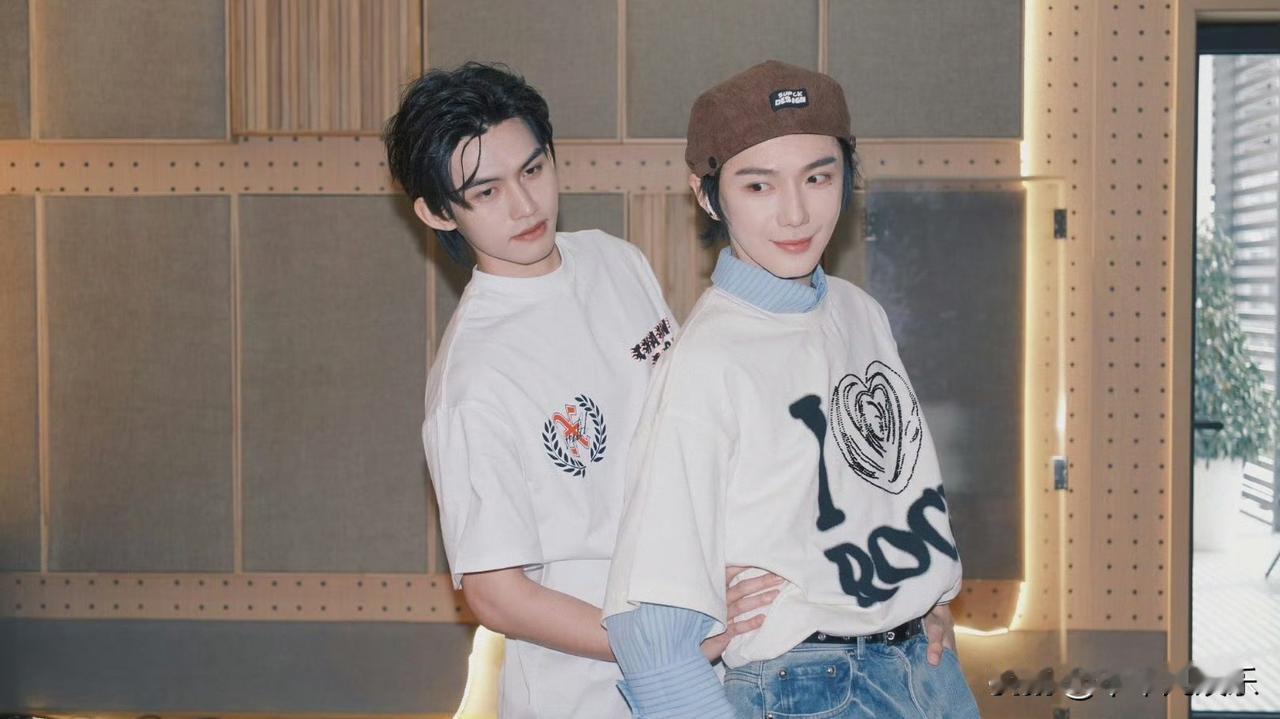 近日云旗娱乐旗下练习生郝熠然晒出的舞蹈练习照，让不少粉丝直呼“又燃又心疼”。照片