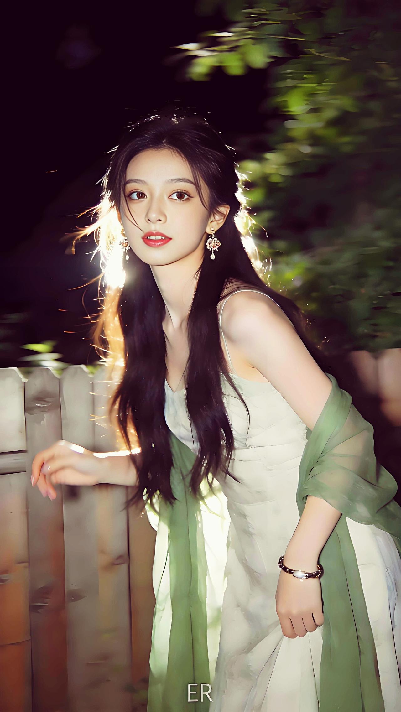 绿色是夏天的入场券，夜景是浪漫的背景板