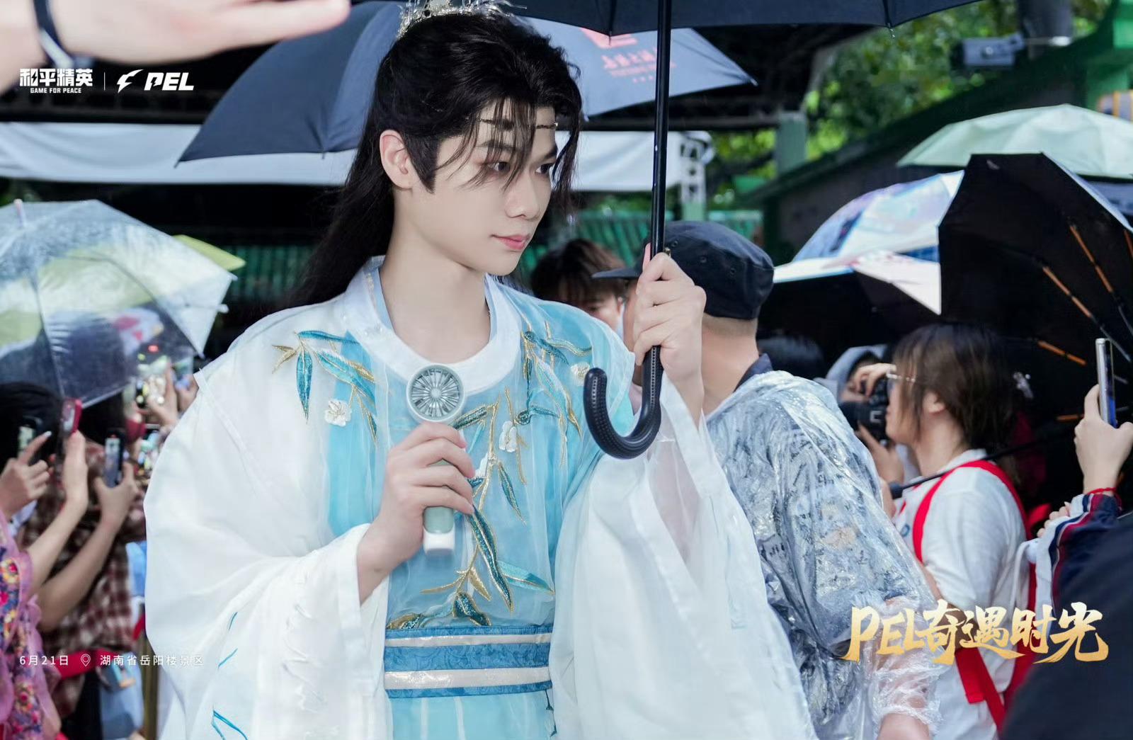 6月21日，神君33以古风造型亮相首届PEL嘉年华岳阳楼会场。蓝白汉服、银饰束发
