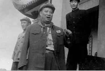 1935年12月，时任红2军团5师师长贺炳炎率部随红二、六军团长征。在翻越瓦屋塘