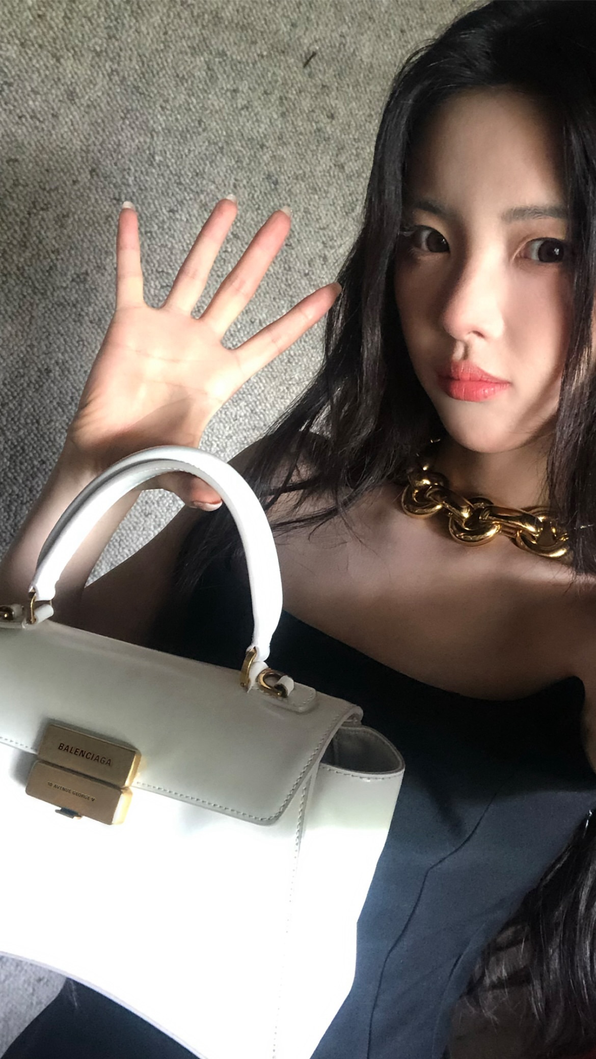 杨超越[超话]  Balenciaga快拍又更新了杨超越[爱慕]好爱杨超越巴黎世