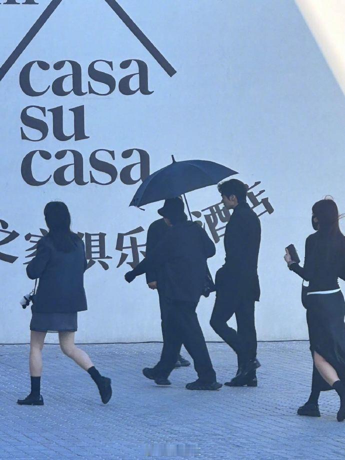 #魏大勋阿那亚撑伞路透# 魏大勋在阿那亚的出现让人眼前一亮。撑着伞，单手插兜，既