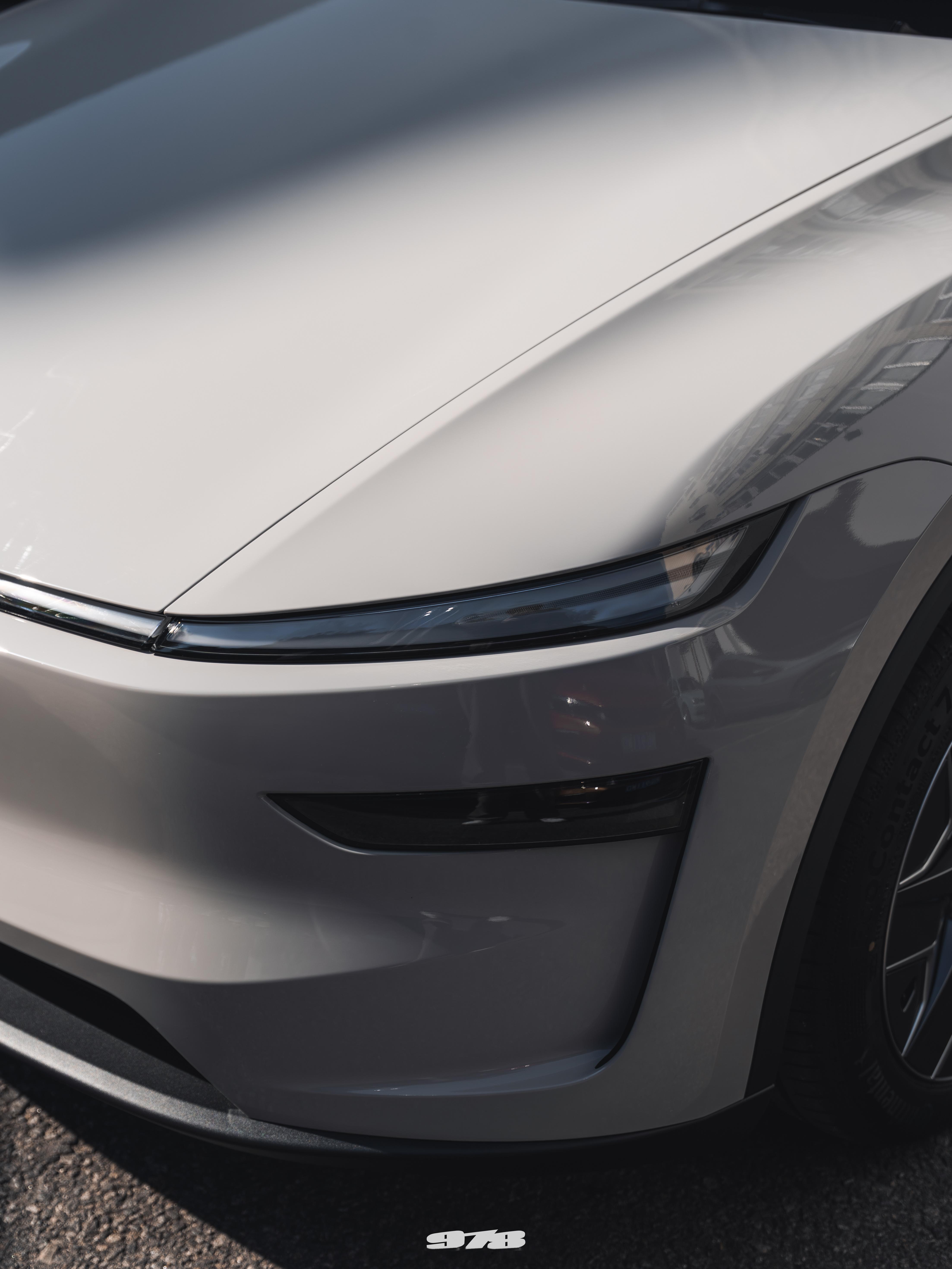 978Motoring出品特斯拉Model YL新涂装钢琴亚灰车身+钢琴黑车顶9