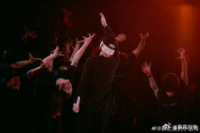 薛之谦就差把舞台建到地铁口了 薛之谦万兽之王巡演舞台不仅仅是舞台，简直是艺术！9