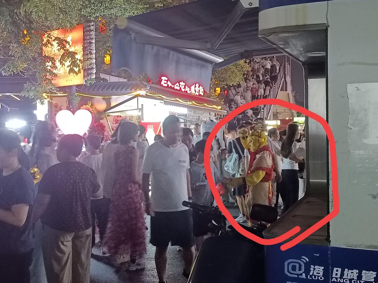 给去洛邑古城的朋友提个醒！
看到图片中那只猴子没，这个不是景区的NPC，跟他合影