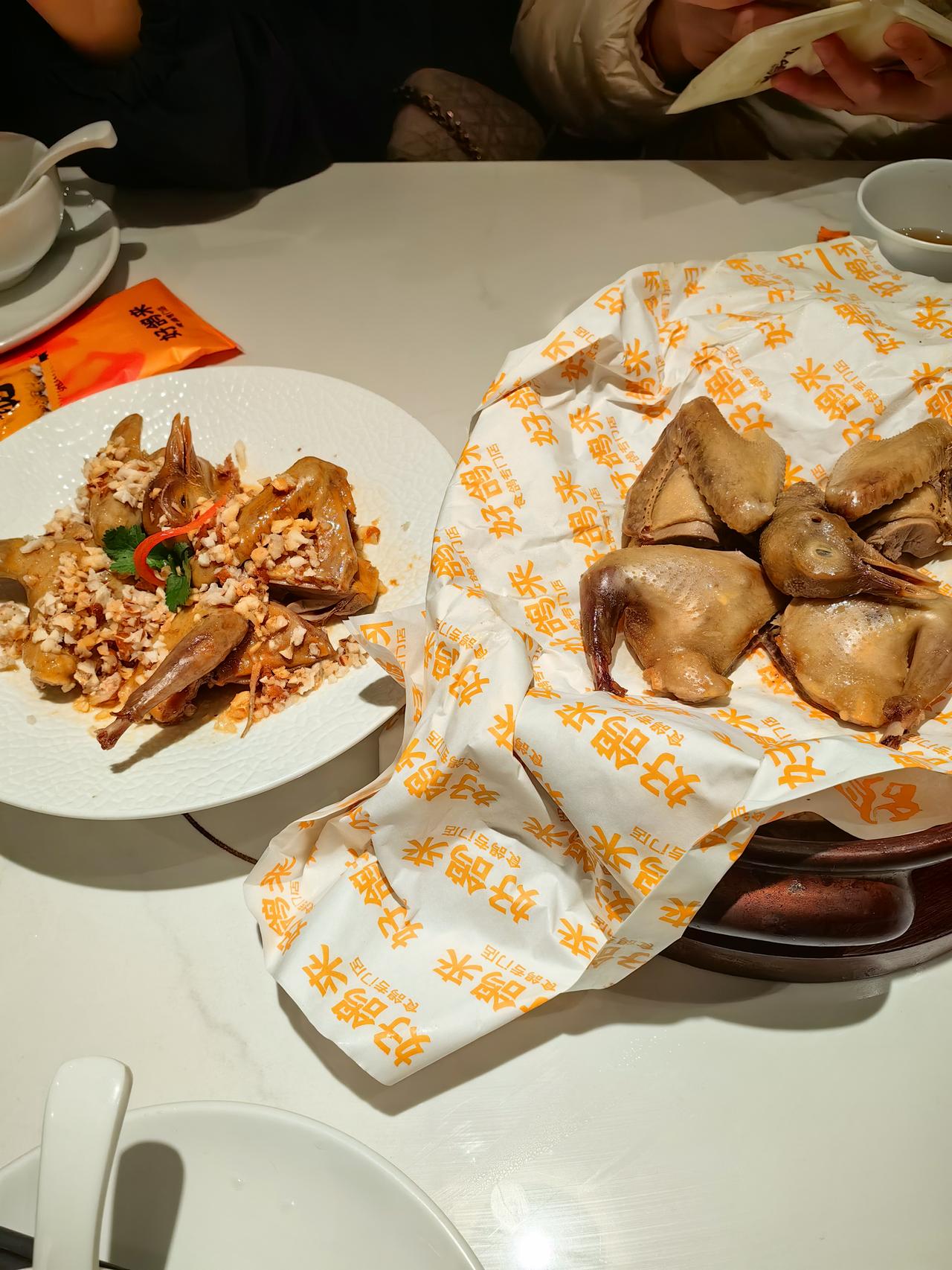 一家非常好吃的鸽子专门店，除了一些配菜，专注制作乳鸽，周末去吃经常没位子。
有脆