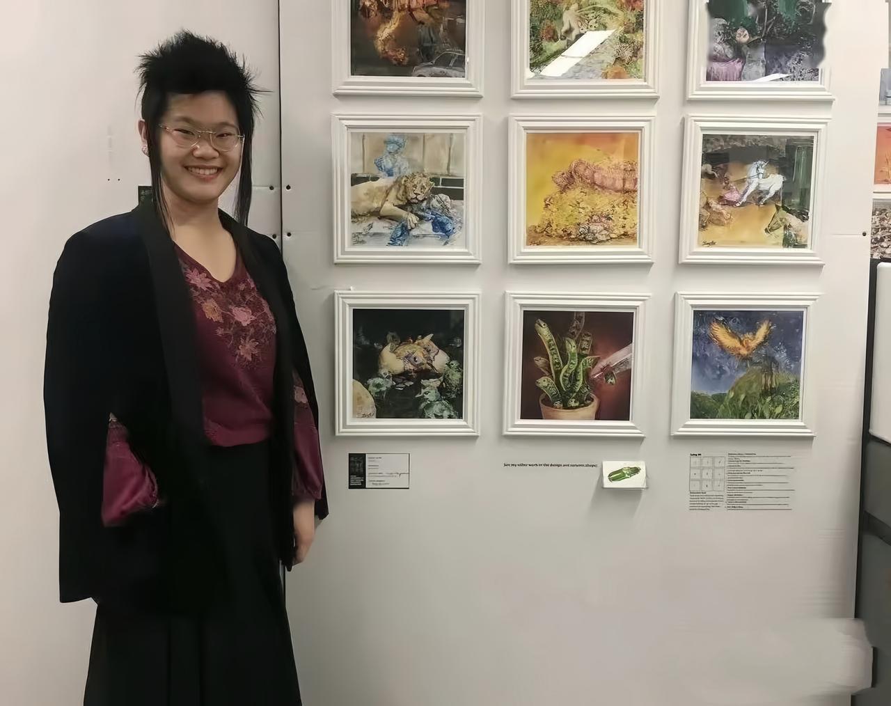 图片中的美女是毕福剑的女儿毕凌，刚开始我还以为是男生呢，感觉长得有点像小岳岳。