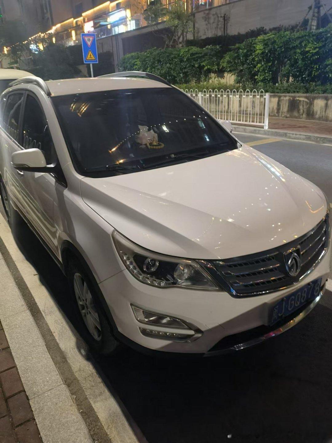 🚗✨【当汽车化身街头艺术品，吉利豪越L颜值爆表预警！】🎨💥走在都市的水泥森
