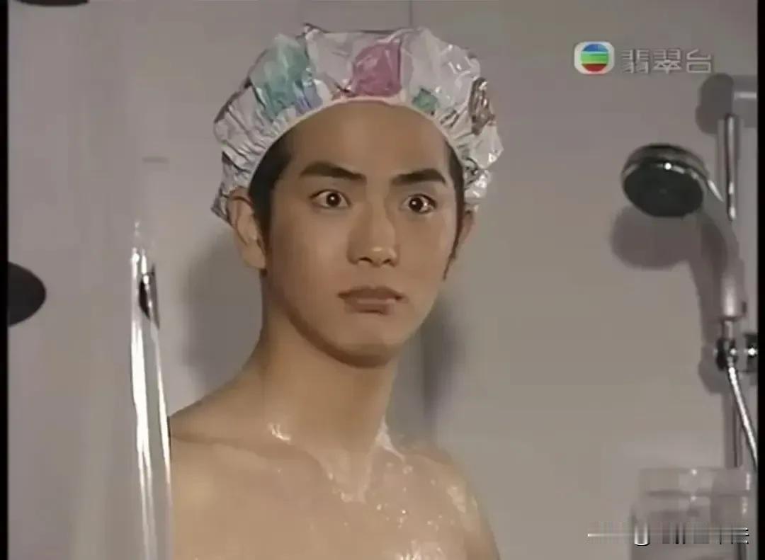 1999年，26岁的中戏老师张晓龙拍了一部22集的TVB剧，每集8000总共拿到