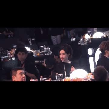 看得出，像曾舜晞这样的豪门阔少在娱乐圈还是很受女明星欢迎的，孟子义挤眉弄眼的暗示