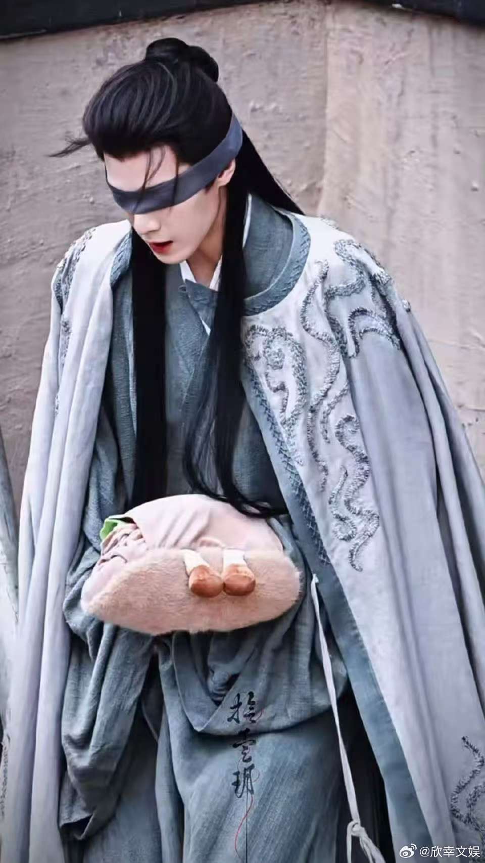 李昀锐新剧蒙眼造型李昀锐尚公主披发蒙眼造型李昀锐新剧蒙眼造型，好惊艳