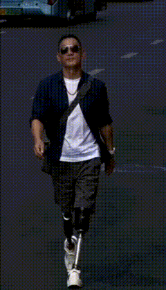 墨镜一戴，从容自在！
别人逛街费腿，他逛街靠装备。
假肢又如何，气场不输任何人。