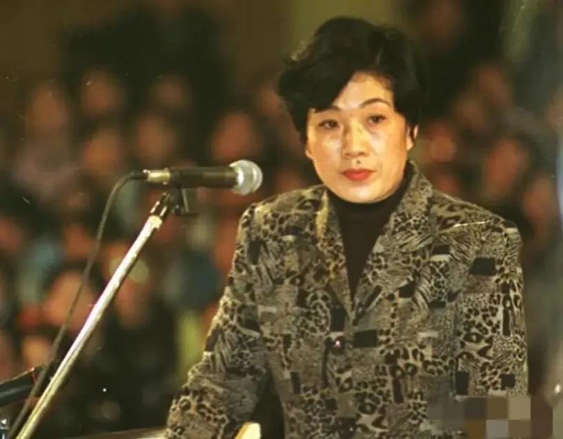 2001年，入狱的“女老虎”蒋艳萍为了和外界联系，将目光锁定到了看守所副所长万江