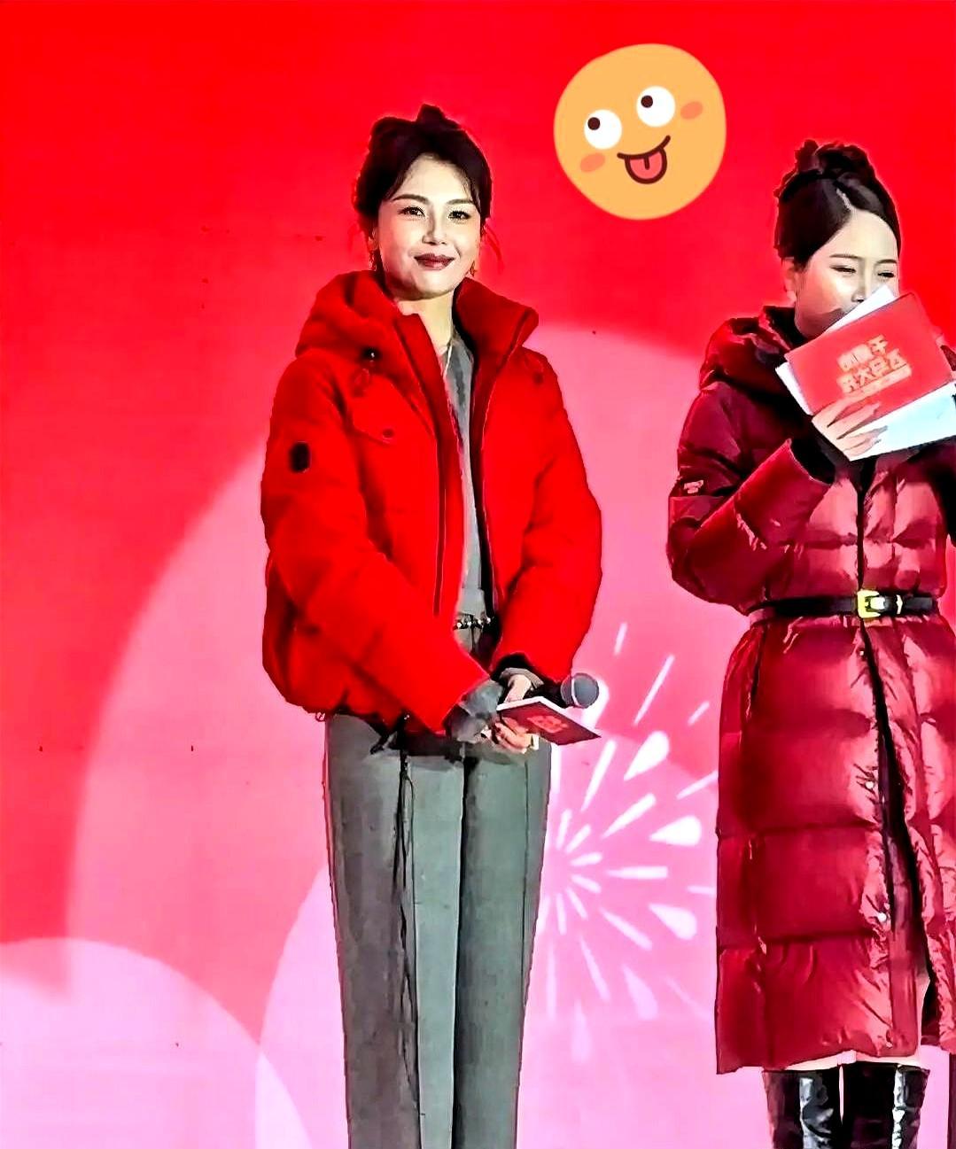 47岁刘涛穿件红羽绒服逛奥莱，被路人随手一拍，全网疯传。
 
不是Moncler