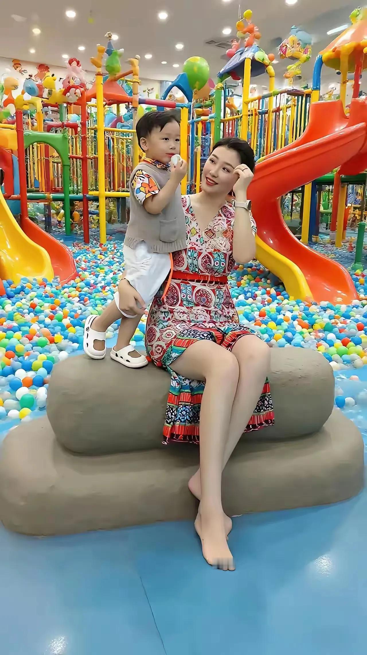 我同事家庭条件很好，就一个女儿，长的很漂亮，身材也好！是中学英语老师！女儿找的对