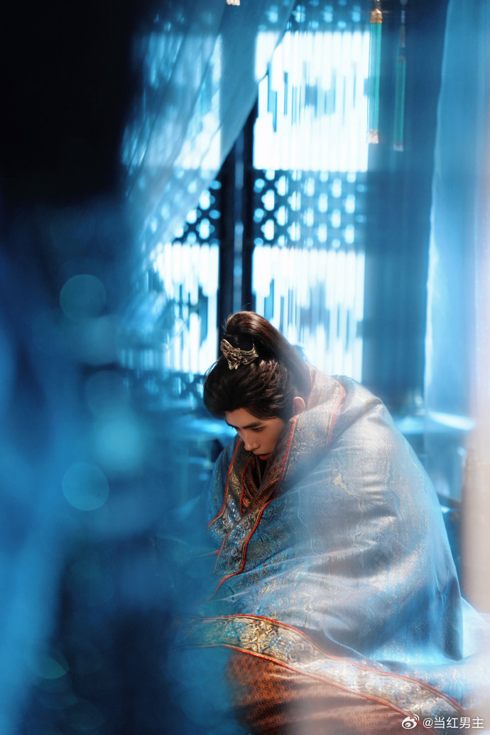 段胥正宫的地位勾栏的做派正经的时候气场碾压全场，黏人的时候秒变乖巧小狗！占有欲拉