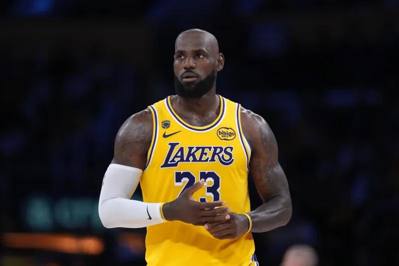 詹姆斯身边人士：若湖人更早易主，或许会影响他的决定
08月15日讯，据ESPN的