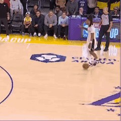 41岁詹姆斯被20岁卡斯尔晃倒，现场直接翻车。一个后撤步三分，詹姆斯脚下一滑，横