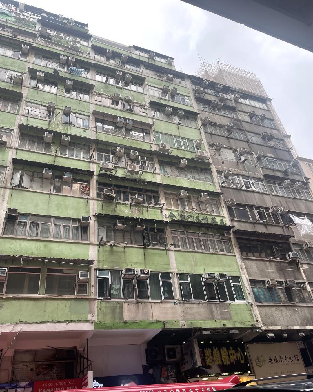 香港的房子外面看过去很破旧，是真的住得不好吗？还是？
纯属好奇[笑哭][笑哭][