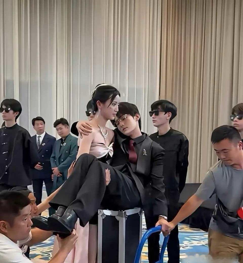 短剧里抱男主原来是这么拍的 