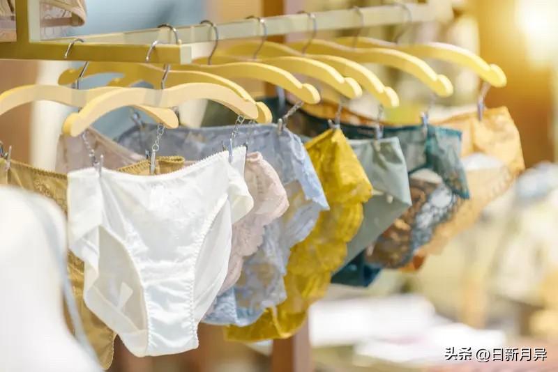 内裤和袜子到底能不能一起洗，这事儿争议挺大。从卫生角度讲，不太建议混洗。内裤接触