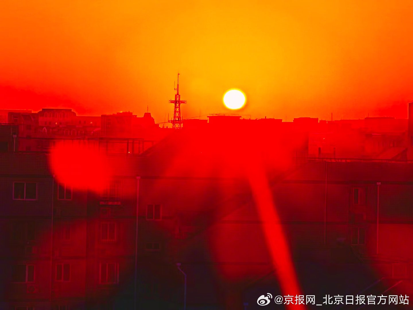 【#北京朝霞是启程的红色#】#马年第一次日出# 2月17日，大年初一，丙午马年第