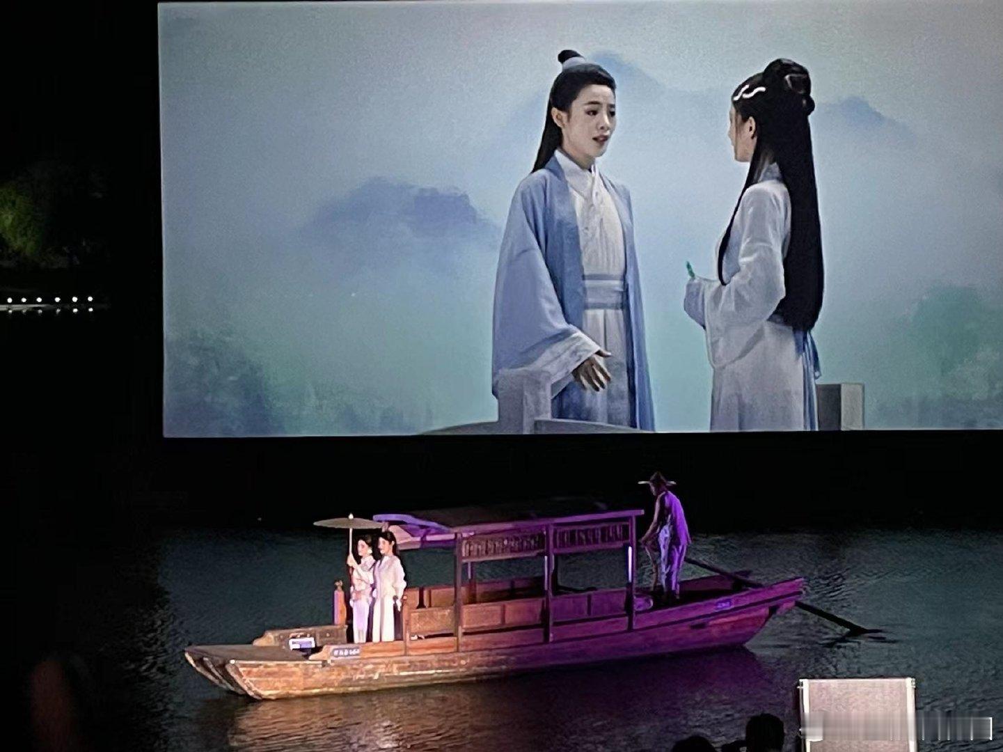 #陈昊宇陈丽君乘船亮相白蛇首映#西湖美景与夜影的交相辉映真的是展现了不一样的魅力
