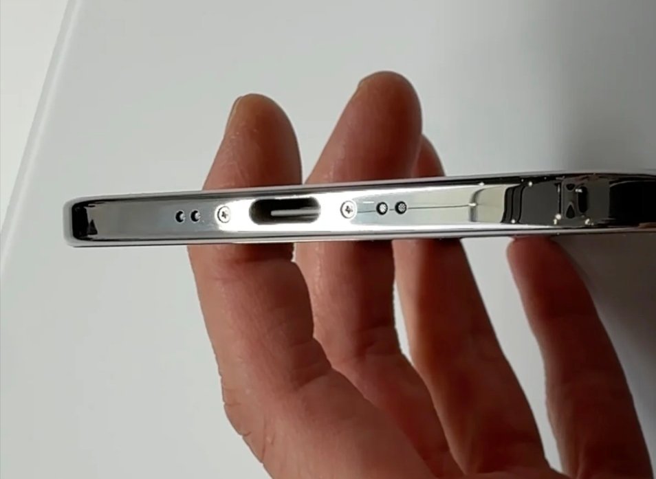 老网友分享的iPhone Air上手图，这充电口位置确实不够居中。 ​​​