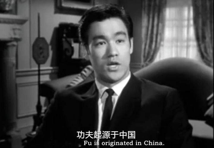 李小龙，是一位改变和影响了现代武术历史发展进程的一代武道宗师，百年难遇。

他学