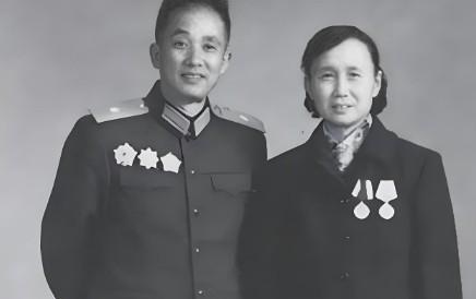 1947年，一位解放军师长大腿根部中弹住院，19岁女护士来换药，他竟涨红了脸吼道