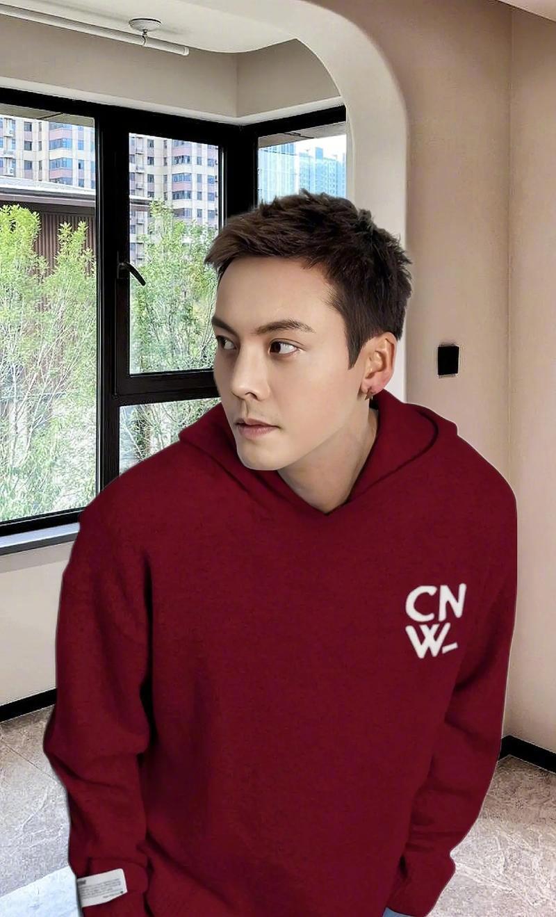 陈伟霆看到孩子走不动路 看到小朋友就挪不开脚，轻声询问还温柔等待，这般暖心模样，